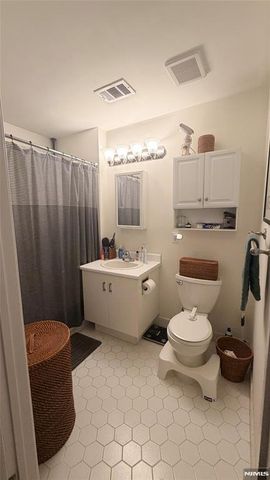 2098 Francis Court 2098, Mahwah, NJ 07430