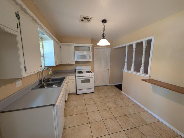 1404 Heather Lane, Moore, OK 73160