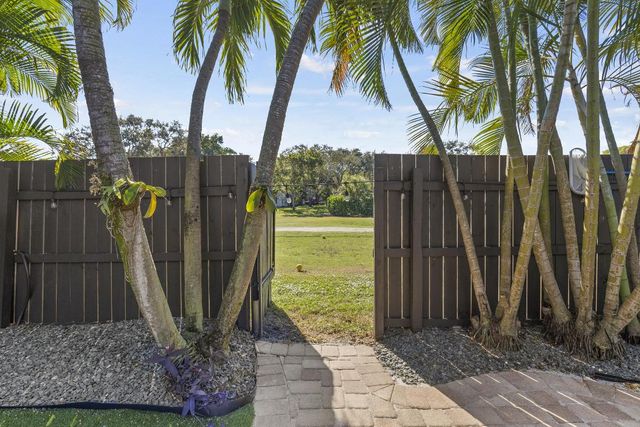 3544 Lakeview Drive, Delray Beach, FL 33445