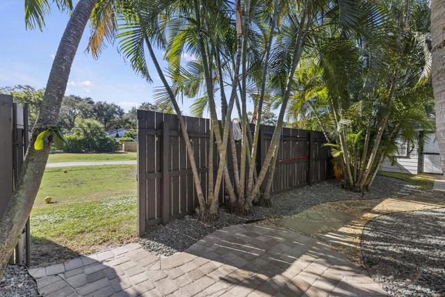3544 Lakeview Drive, Delray Beach, FL 33445