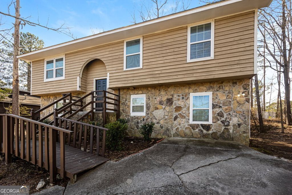 6985 Smoke Ridge Drive, Fairburn, GA 30213