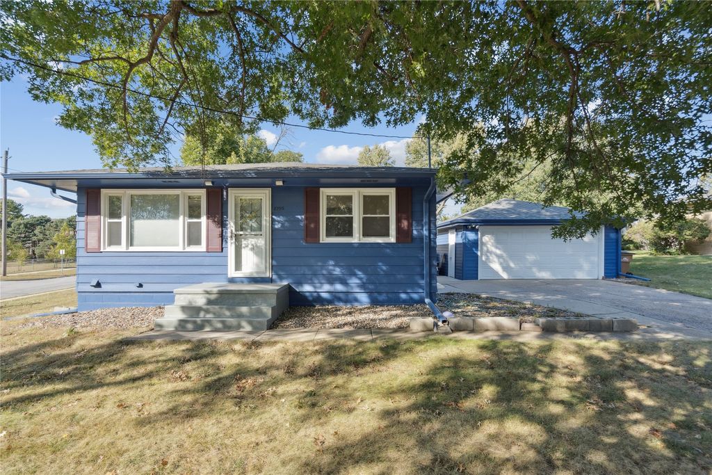 8195 Sunrise Boulevard, Clive, IA 50325
