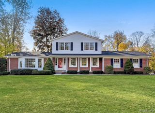 334 Beechview Drive S, Oakland Charter Township, MI 48306