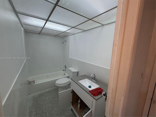 6930 Miami Gardens Dr 1-512A, Hialeah, FL 33015