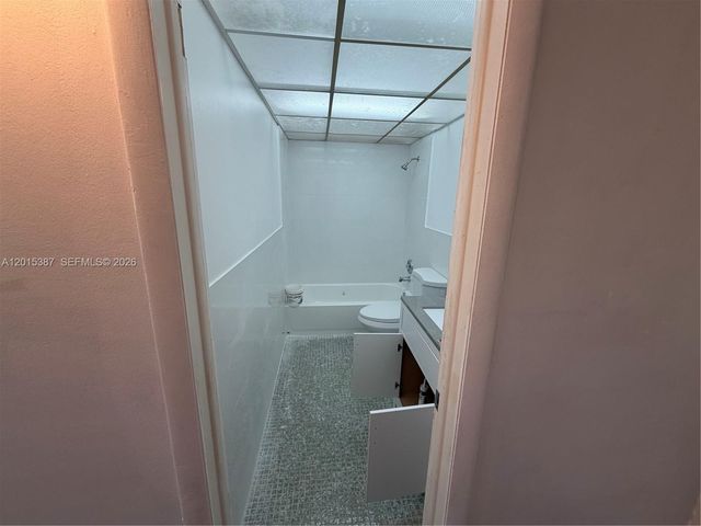 6930 Miami Gardens Dr 1-512A, Hialeah, FL 33015
