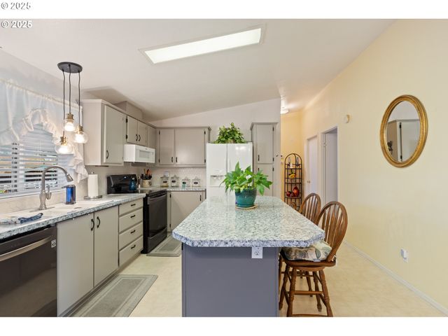 281 HEAVENLY Ct, Sutherlin, OR 97479