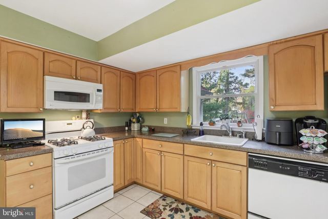 70 OAKWOOD DR, Medford, NJ 08055