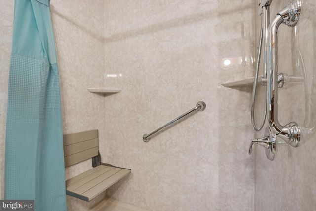 70 OAKWOOD DR, Medford, NJ 08055