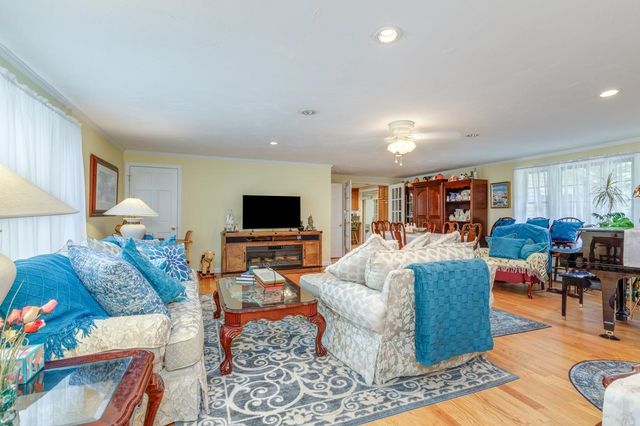 9 Severance Drive, Londonderry, NH 03053