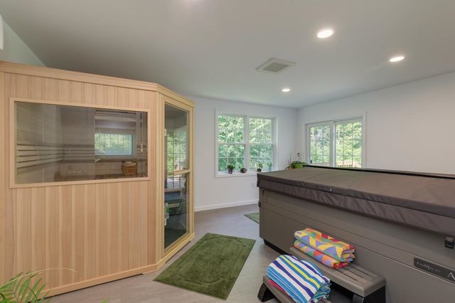 9 Severance Drive, Londonderry, NH 03053