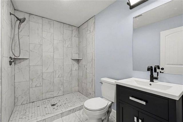 85 Lake Shore Drive, Lake Lotawana, MO 64086