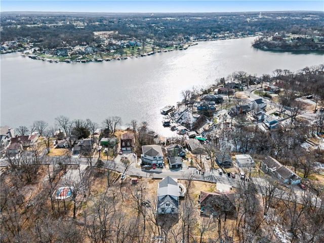 85 Lake Shore Drive, Lake Lotawana, MO 64086