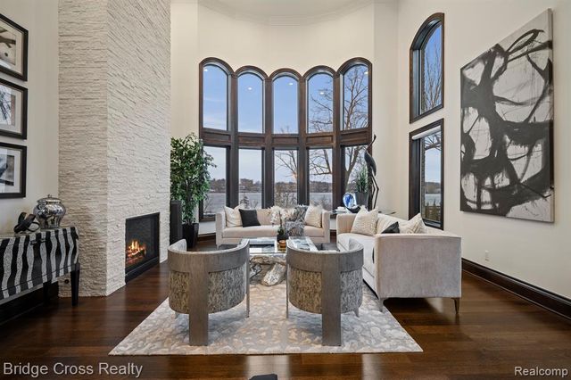 5820 Lakeview Avenue, Orchard Lake, MI 48323