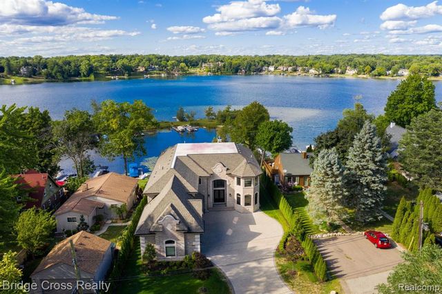 5820 Lakeview Avenue, Orchard Lake, MI 48323