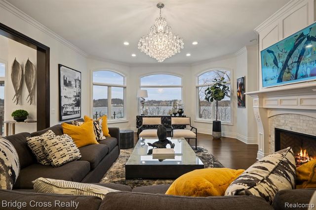 5820 Lakeview Avenue, Orchard Lake, MI 48323