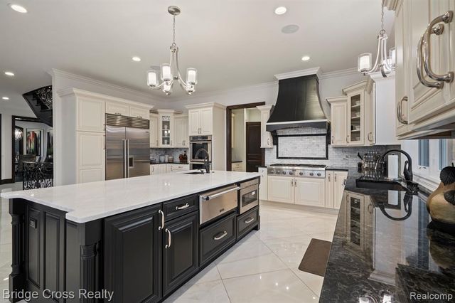 5820 Lakeview Avenue, Orchard Lake, MI 48323