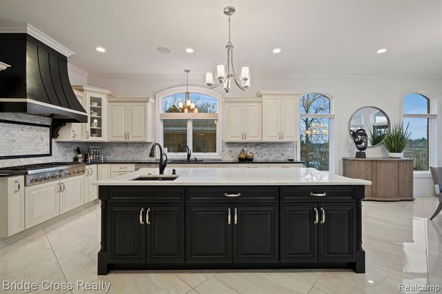 5820 Lakeview Avenue, Orchard Lake, MI 48323