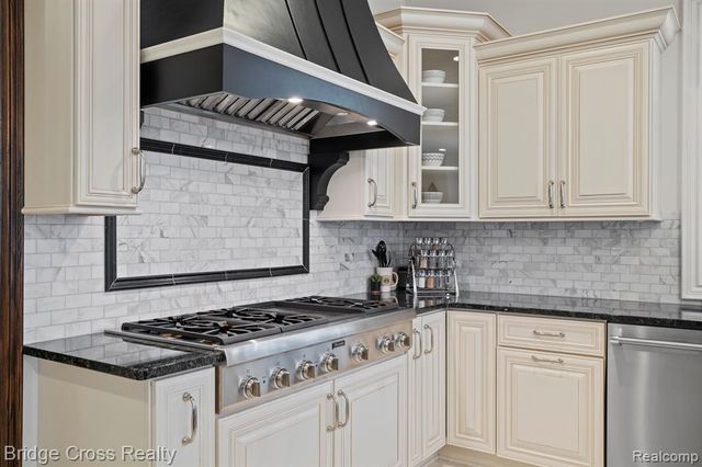 5820 Lakeview Avenue, Orchard Lake, MI 48323