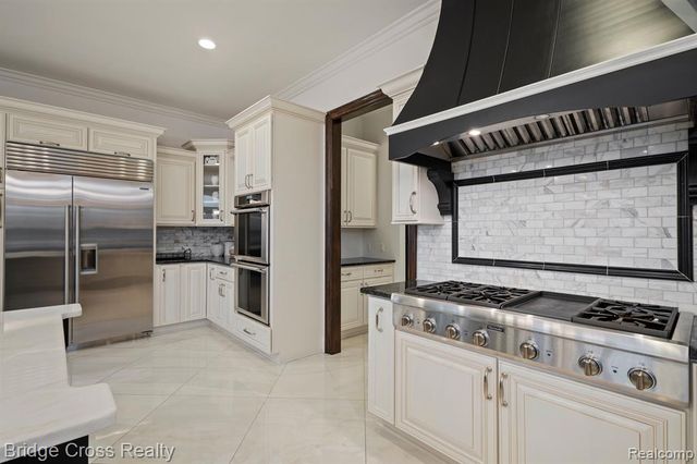 5820 Lakeview Avenue, Orchard Lake, MI 48323