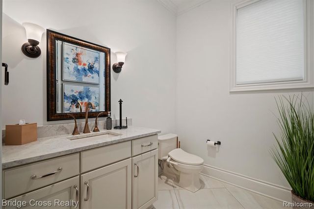 5820 Lakeview Avenue, Orchard Lake, MI 48323