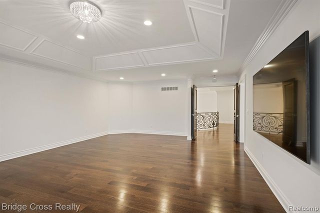 5820 Lakeview Avenue, Orchard Lake, MI 48323