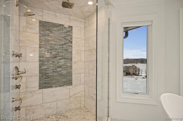 5820 Lakeview Avenue, Orchard Lake, MI 48323