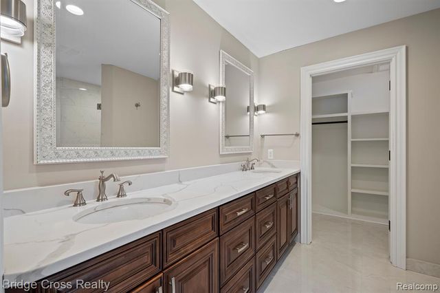 5820 Lakeview Avenue, Orchard Lake, MI 48323