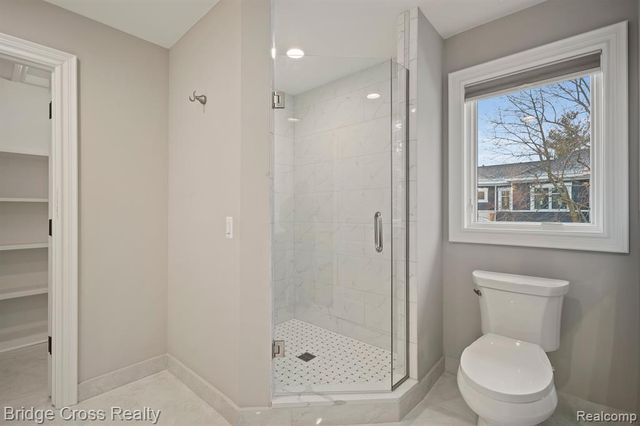 5820 Lakeview Avenue, Orchard Lake, MI 48323