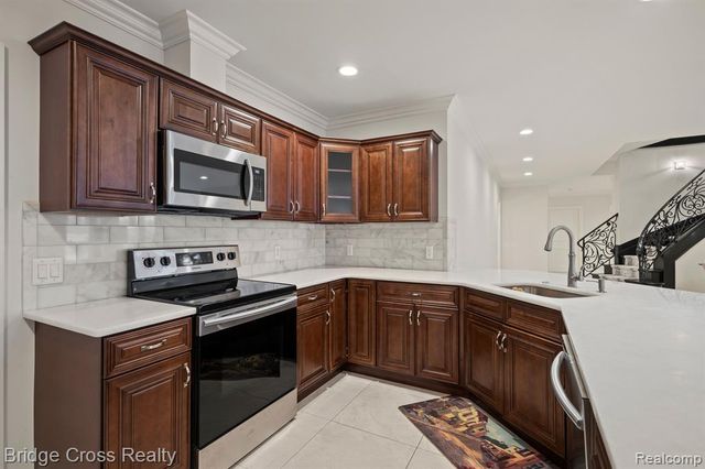 5820 Lakeview Avenue, Orchard Lake, MI 48323