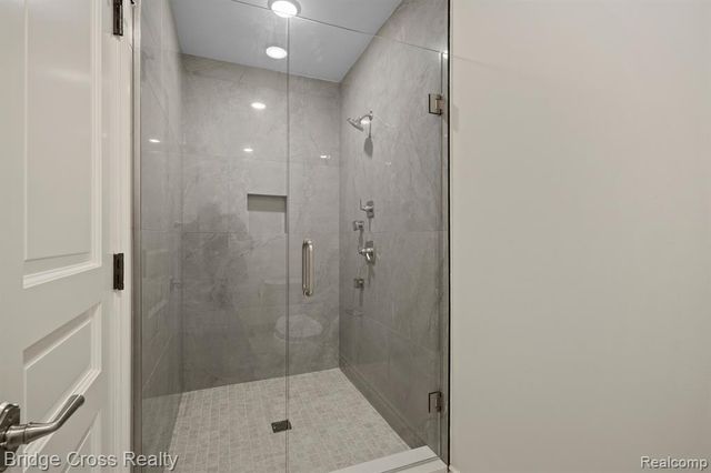 5820 Lakeview Avenue, Orchard Lake, MI 48323