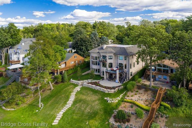 5820 Lakeview Avenue, Orchard Lake, MI 48323