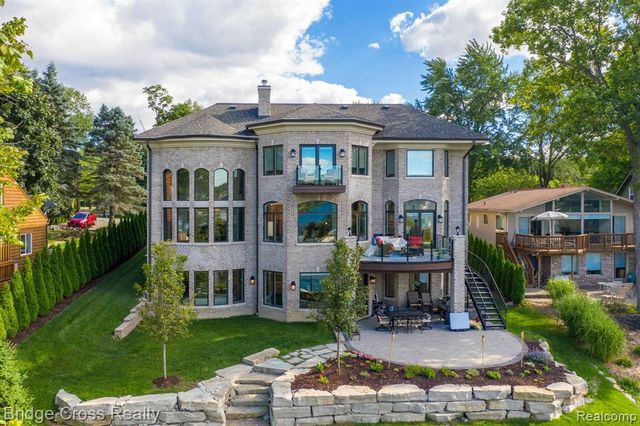 5820 Lakeview Avenue, Orchard Lake, MI 48323