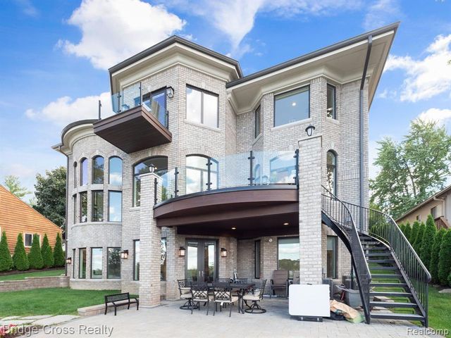 5820 Lakeview Avenue, Orchard Lake, MI 48323