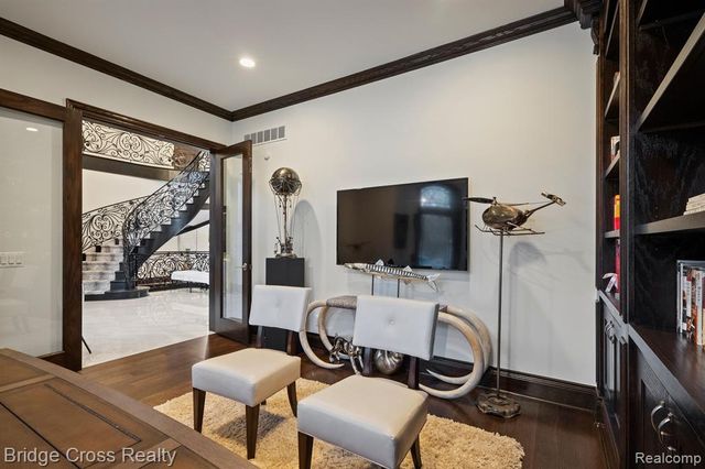 5820 Lakeview Avenue, Orchard Lake, MI 48323