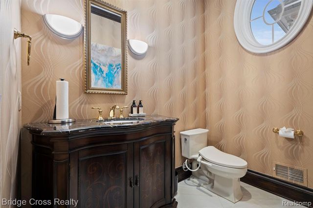 5820 Lakeview Avenue, Orchard Lake, MI 48323