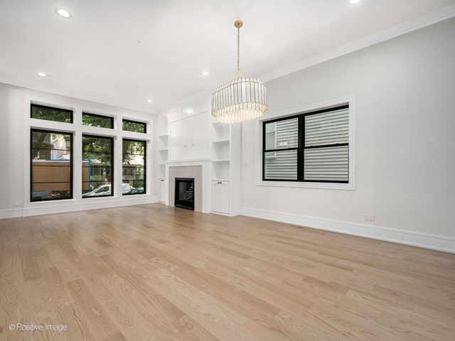 1303 W Barry Avenue, Chicago, IL 60657