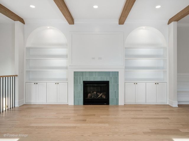 1303 W Barry Avenue, Chicago, IL 60657