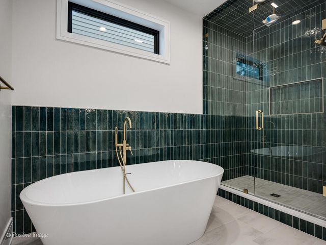 1303 W Barry Avenue, Chicago, IL 60657