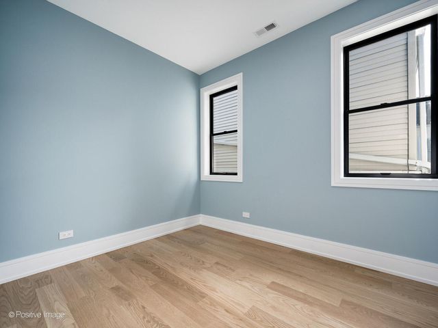 1303 W Barry Avenue, Chicago, IL 60657