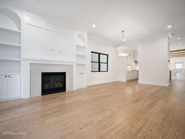 1303 W Barry Avenue, Chicago, IL 60657