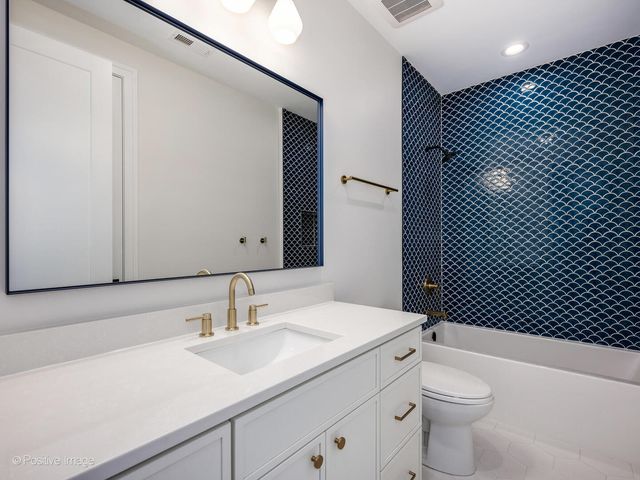 1303 W Barry Avenue, Chicago, IL 60657