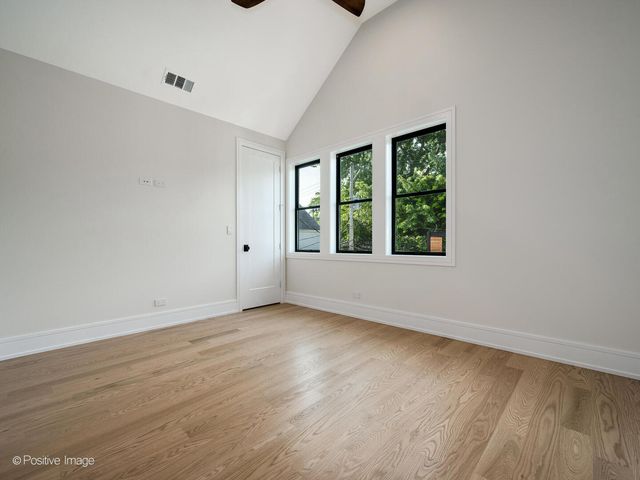 1303 W Barry Avenue, Chicago, IL 60657