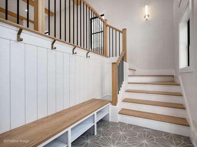 1303 W Barry Avenue, Chicago, IL 60657