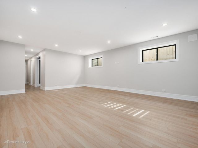 1303 W Barry Avenue, Chicago, IL 60657