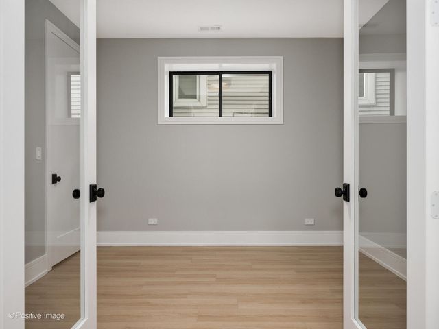 1303 W Barry Avenue, Chicago, IL 60657