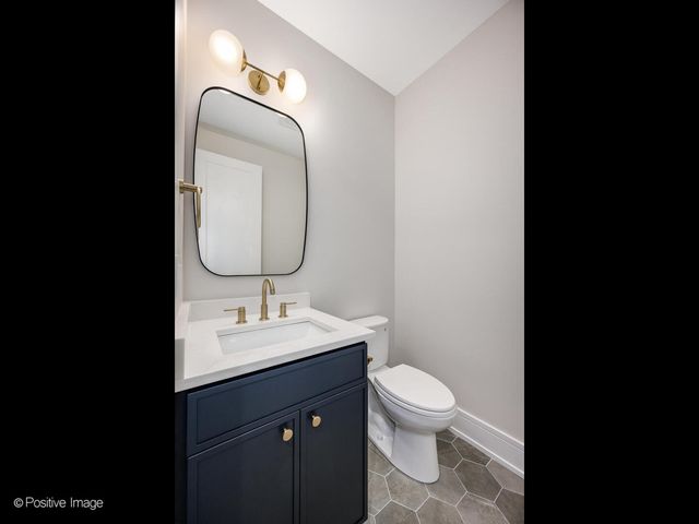 1303 W Barry Avenue, Chicago, IL 60657