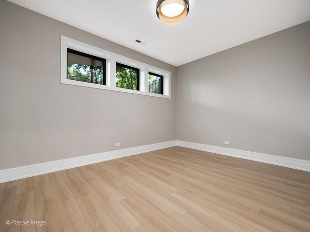 1303 W Barry Avenue, Chicago, IL 60657