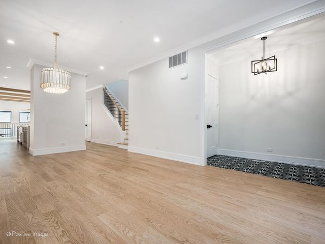 1303 W Barry Avenue, Chicago, IL 60657