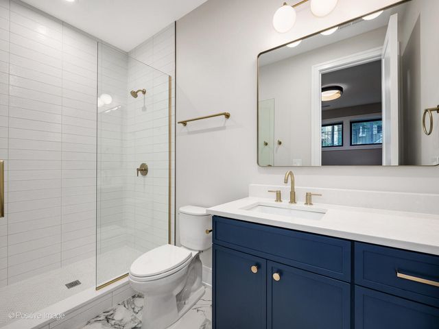 1303 W Barry Avenue, Chicago, IL 60657