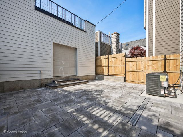 1303 W Barry Avenue, Chicago, IL 60657